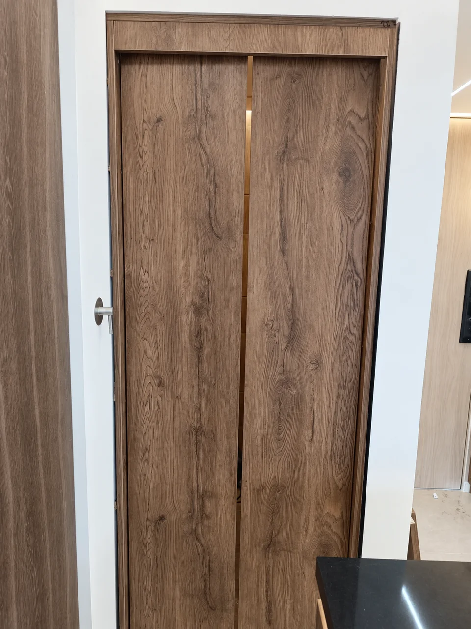 Puerta interior en tonos madera · Fotografía retocada del trabajo de Polo