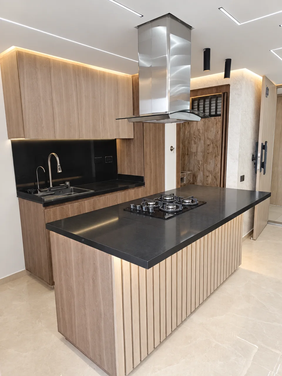 Cocina con península y frente alistonado · Fotografía retocada del trabajo de Polo