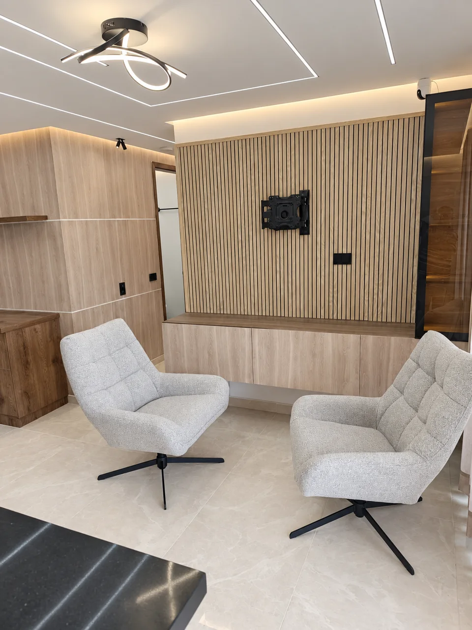 Panel alistonado y mueble para sala · Fotografía retocada del trabajo de Polo