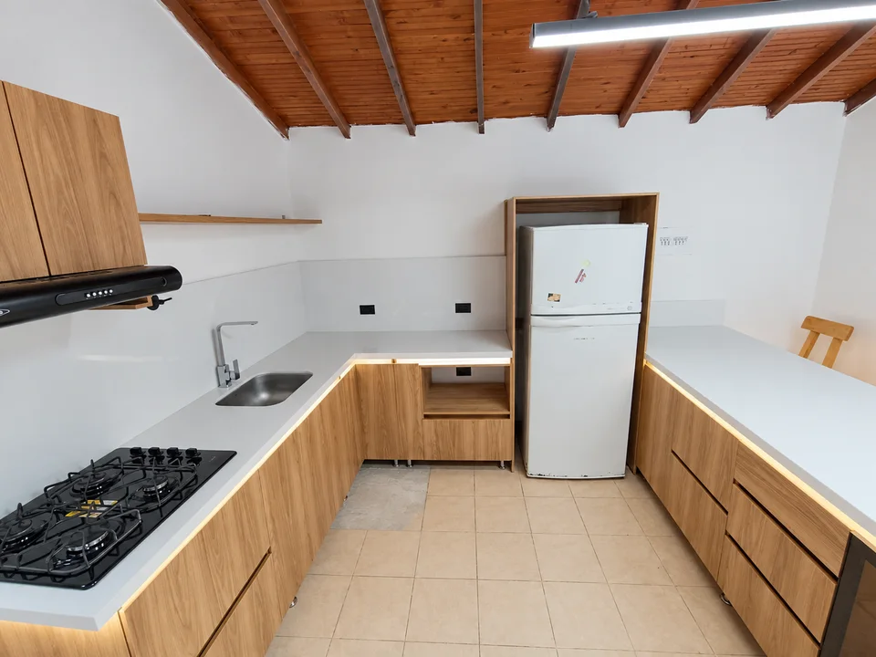 Cocina en U con superficies claras · Fotografía retocada del trabajo de Polo